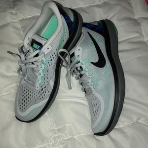 grey nike tennis shoes